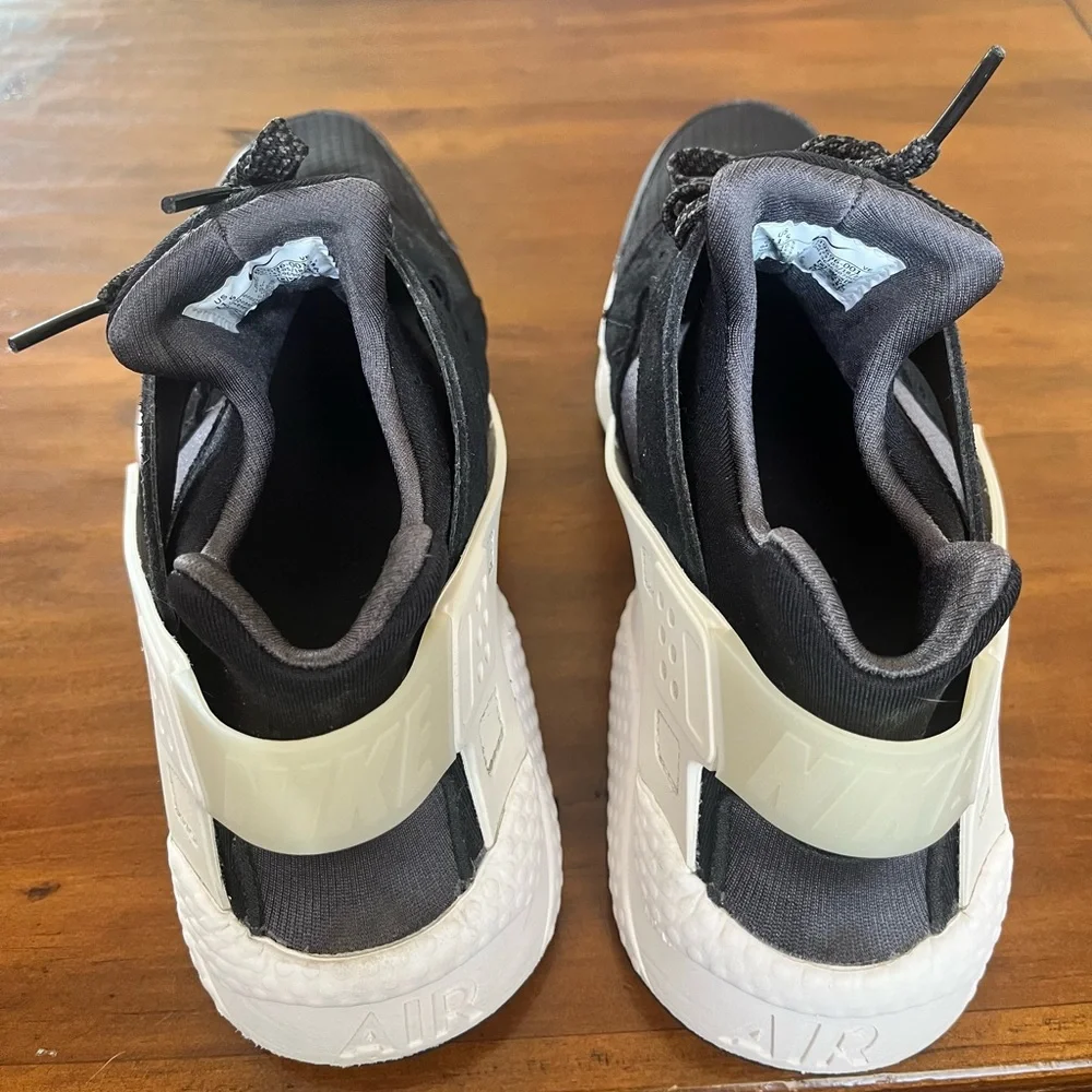 Nike Men’s Black and White Athletic Sneakers with Gray Accents